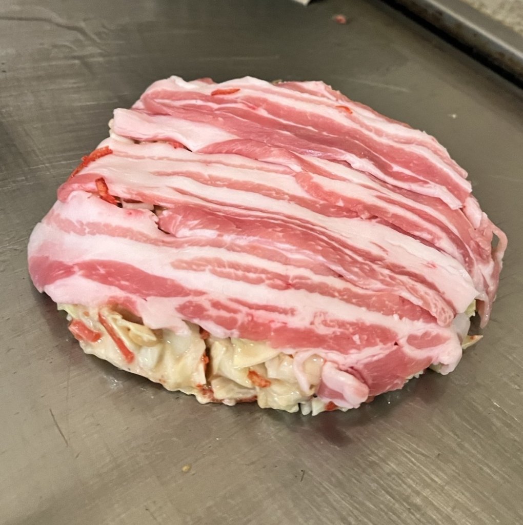豚バラスライスをのせて焼きます。